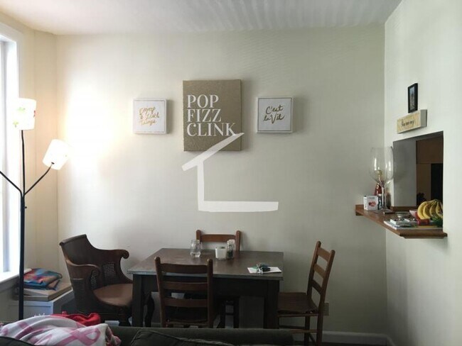 Building Photo - Beautiful 3 bed 1 and a half bath available now