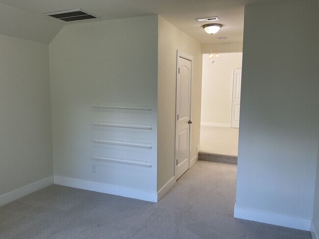 Building Photo - 4 Bedroom 2.5 Bathroom located in Old Mill...