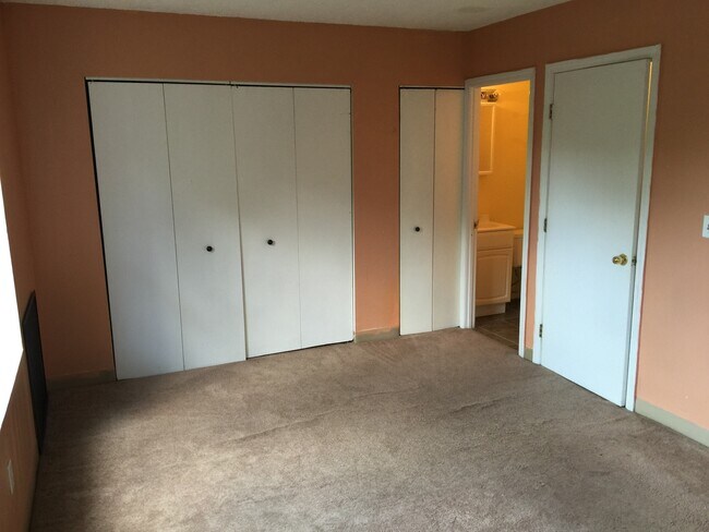Building Photo - Spacious 3-bed 1.5 Bath in Excellent Neigh...