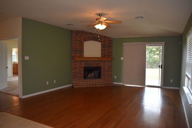 Building Photo - Gorgeous house in Skipcha Estates! HUMONGOUS!
