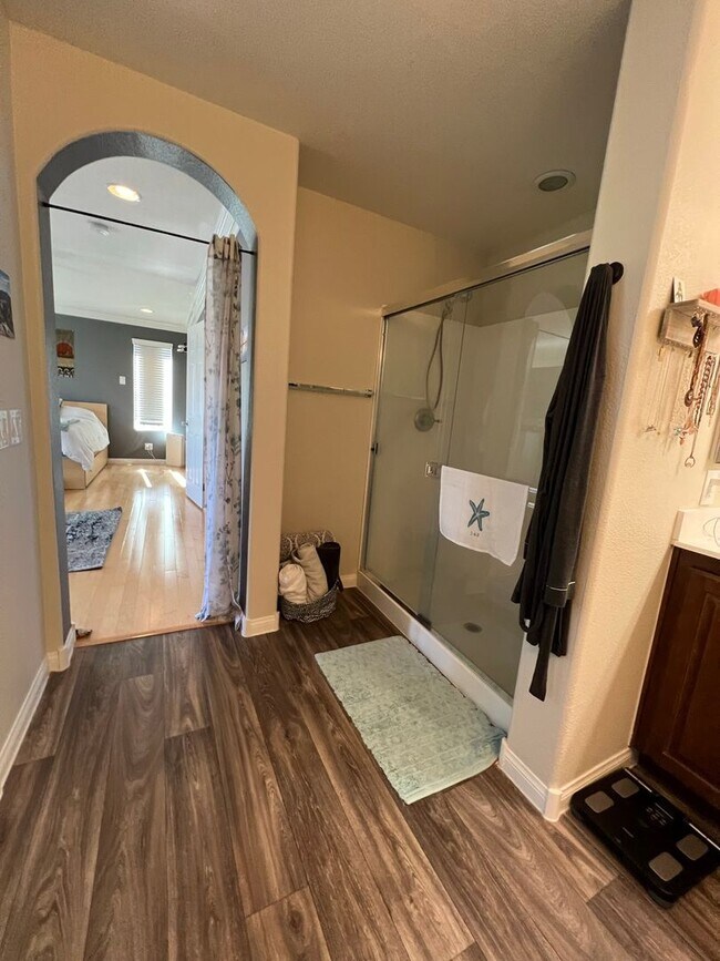 Building Photo - ABSOLUTELY AMAZING! Large 4 bedroom 2 stor...