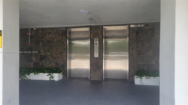 Building Photo - 950 Hillcrest Dr