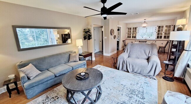 Building Photo - Fully Furnished 4 Bed / 1-1/2 Bath Single Family Home w/2 Car Garage