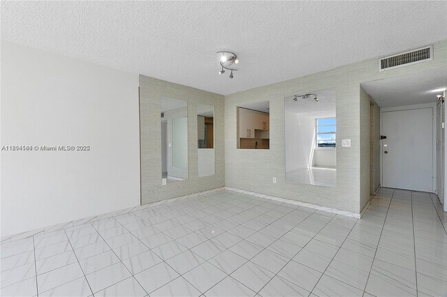 Building Photo - 1351 NE Miami Gardens Dr