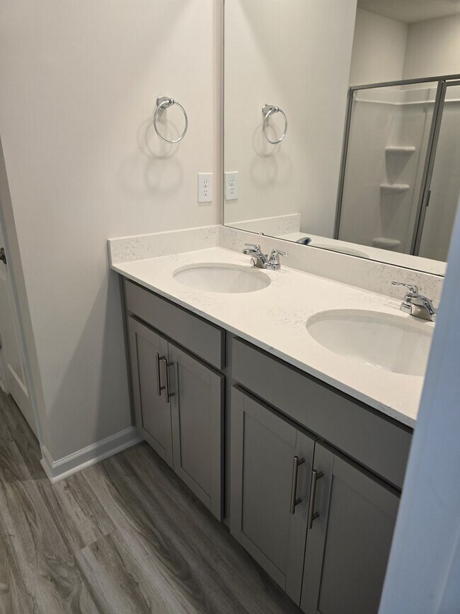 Building Photo - Elegant Home Located in Secrest Commons in...