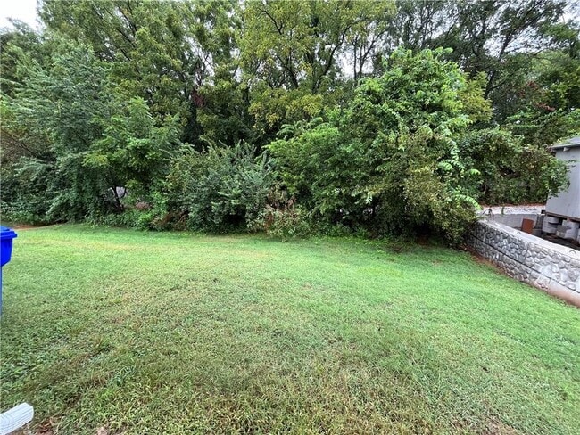 Building Photo - 303 Wood Creek St