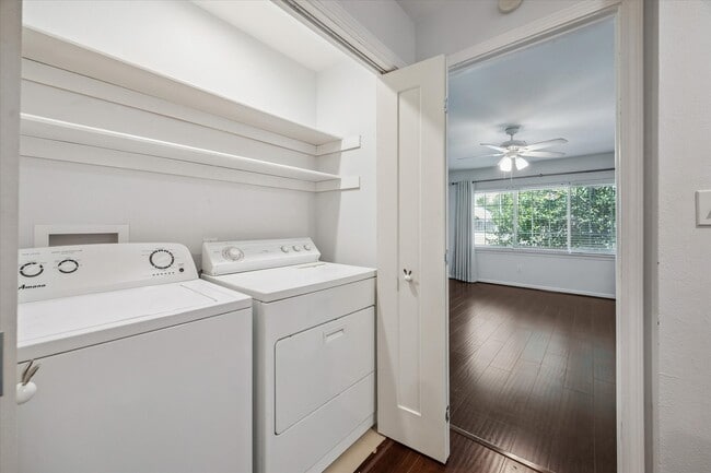 Building Photo - 671 N Post Oak Ln