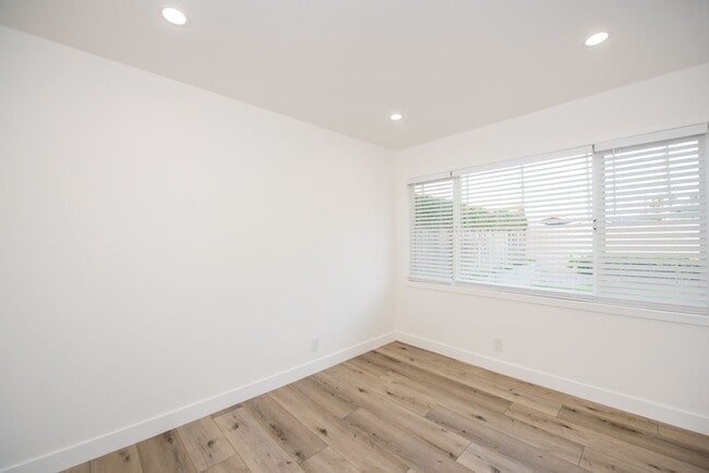 Building Photo - Dover Shores