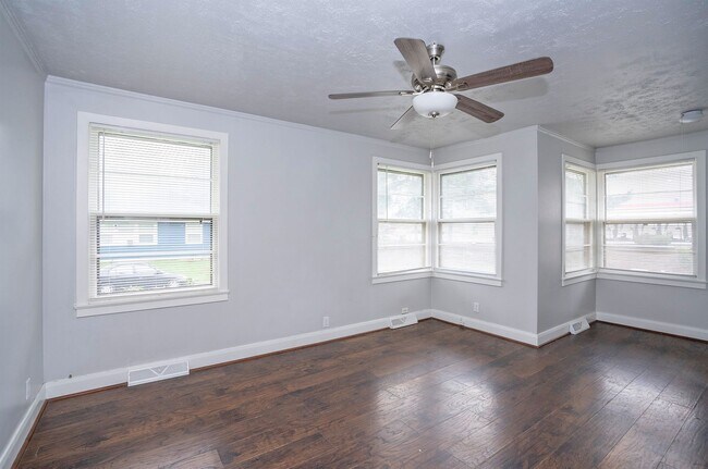 Building Photo - Comfortable 2-Bedroom Home on Large Fenced Corner Lot