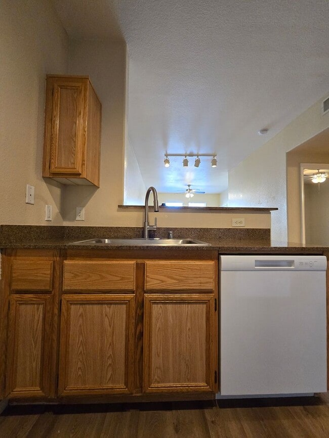 Building Photo - 1 bed, 1 bath condo with 2 car garage!!!