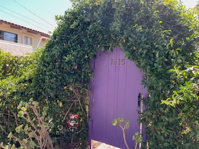 Building Photo - Fully Furnished Tranquil Downtown Home - Available Now!