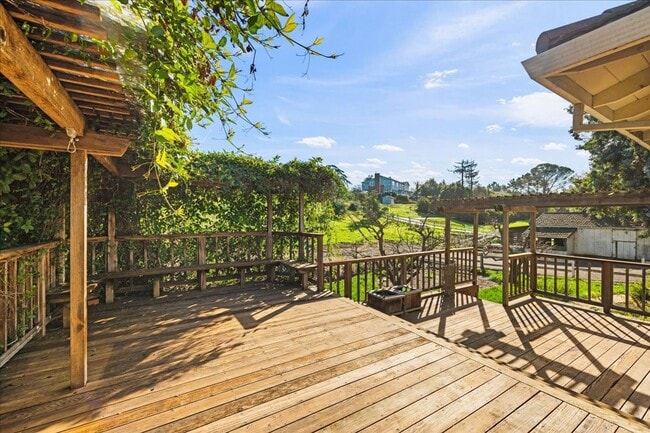 Building Photo - Beautiful remodeled 3 Bed 2 Bath home in L...