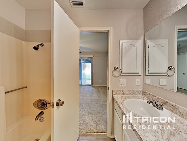 Building Photo - 335 Pin Oak Ln