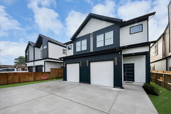 Building Photo - 8601 Amadwe St