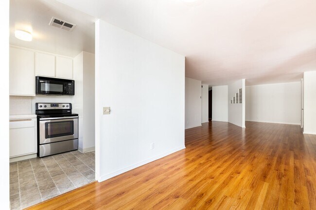 Building Photo - 10747 Wilshire Blvd