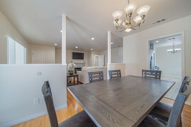 Building Photo - 549 N La Sena Ave