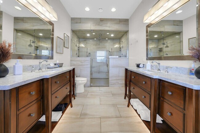 Building Photo - 201 Shady Ozark Ln