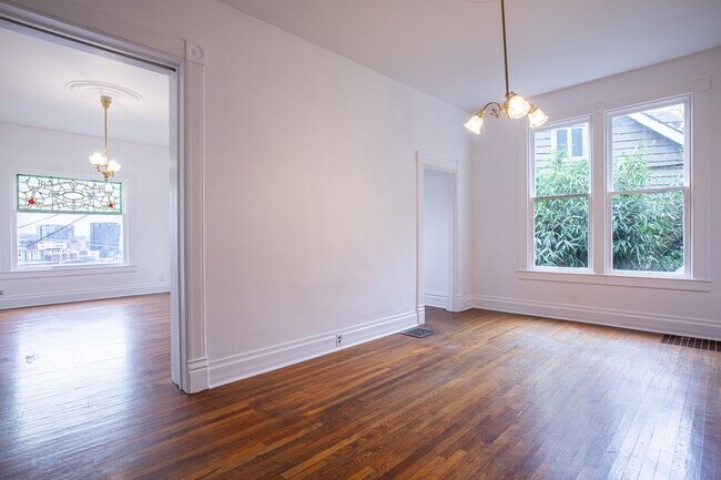 Building Photo - 1940-1946-1946 SW Market St Dr