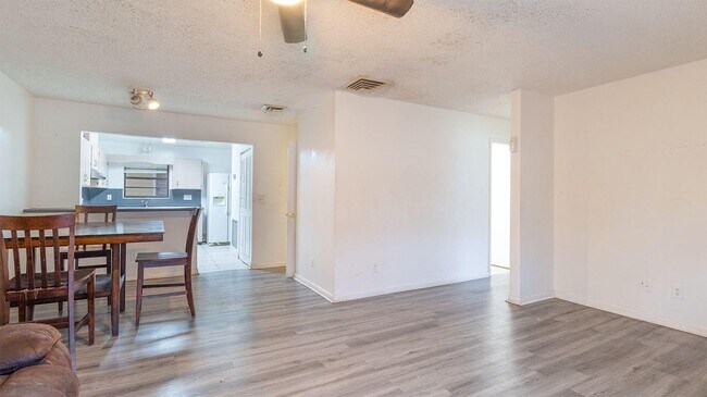 Building Photo - 604 Roselyn Ave