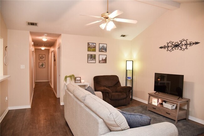 Building Photo - 3813 Oldenburg Ln