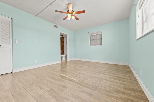 Building Photo - 2770 Garden Dr S