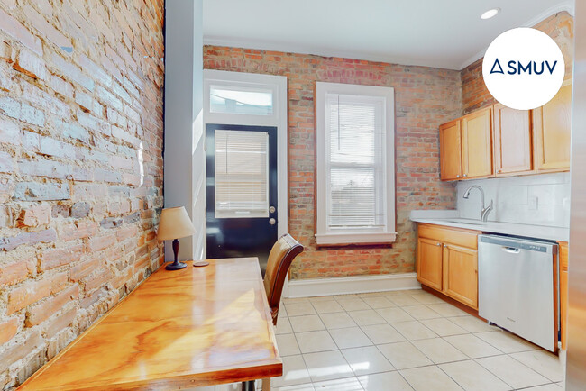 Building Photo - 225 E 25th St