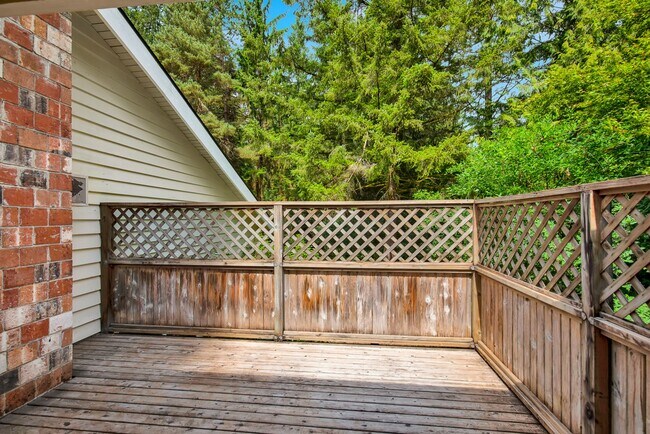 Building Photo - Cottage Lake RV Parking Garage/Shop Plus N...
