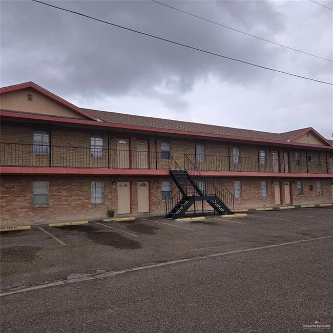 Primary Photo - 9 W Roberts Ave