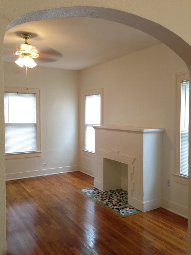 Building Photo - 713 E Elmira St