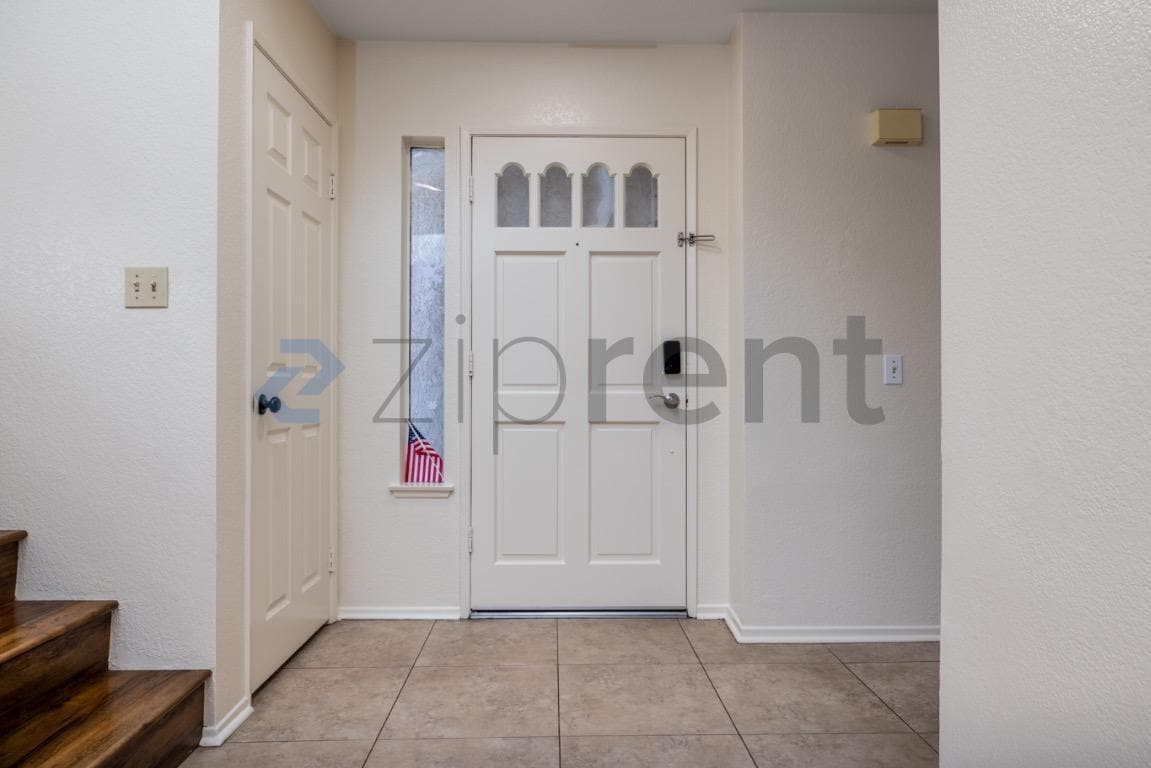 Building Photo - Unit