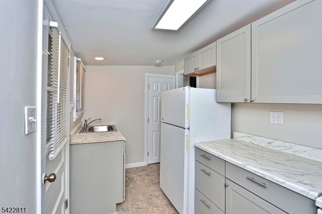 Building Photo - 63 Iowa Ave