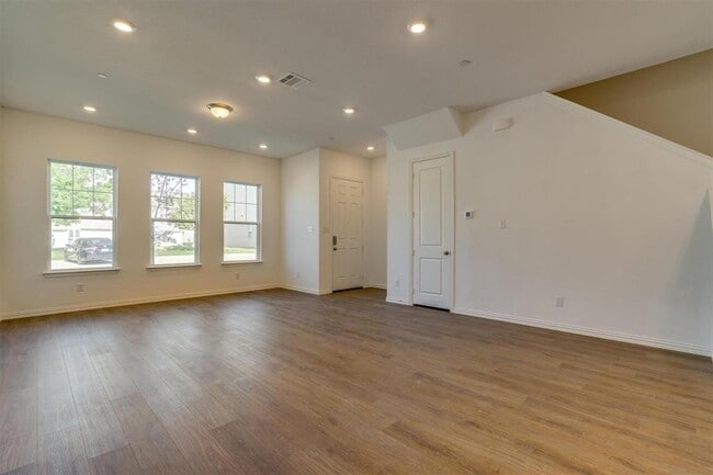 Building Photo - 9935 Schramm St