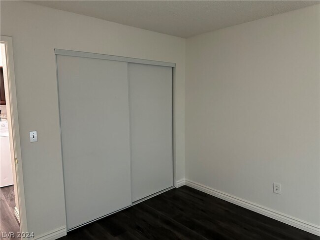 Building Photo - 1121 Willow Tree Dr