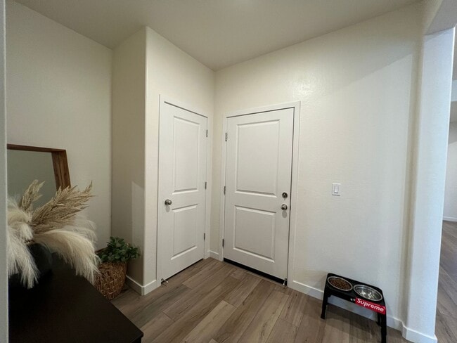 Building Photo - Three bedrooms and two bathrooms in Hanford, CA