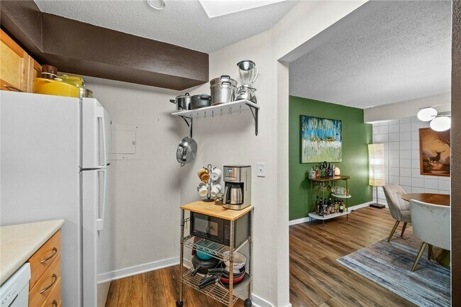 Building Photo - 4902 University Ave