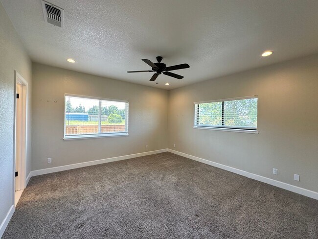 Building Photo - 4 Bedroom Home on Half Acre Lot