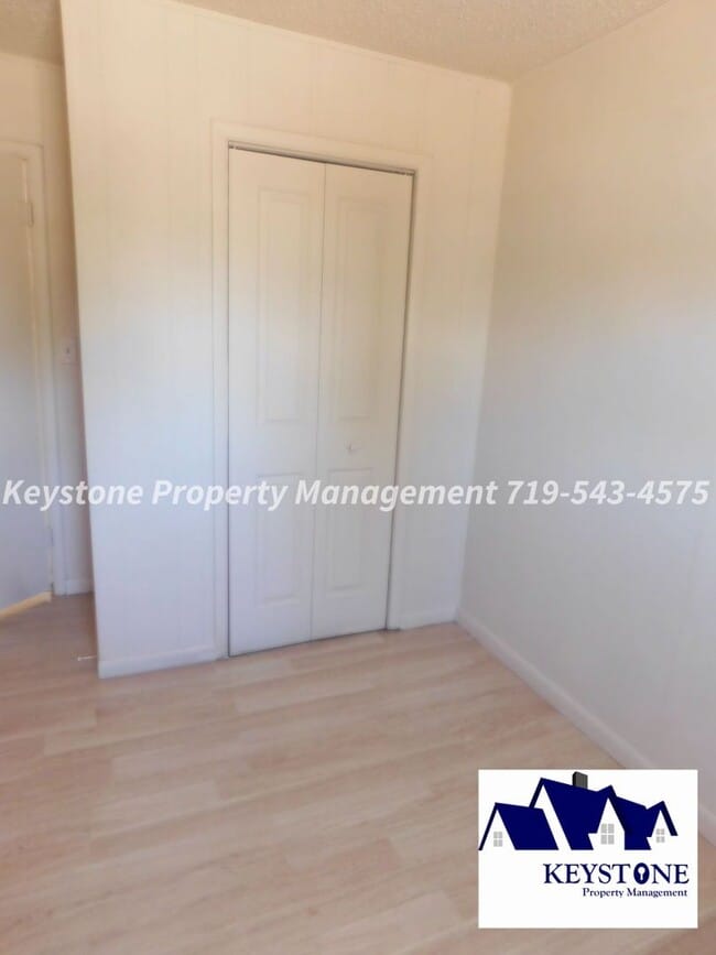 Building Photo - Small Dog Friendly! 3 Bedrooms / 1 Bath / 2 Car Detached Garage  Eastside Rancher