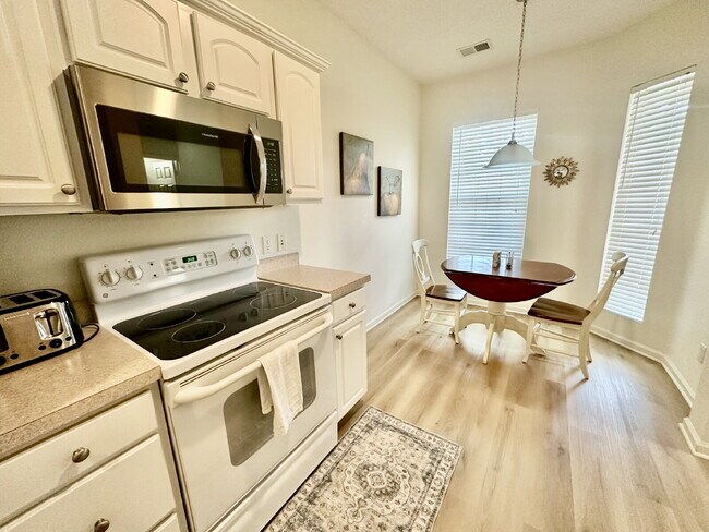 Building Photo - Fully Furnished Two Bedroom Home in Sun City!