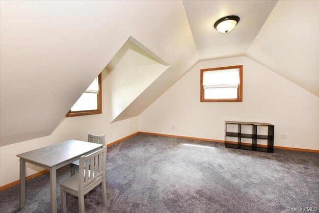 Building Photo - 257 Maple St