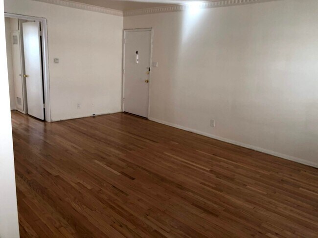 Building Photo - 1 Bed + 1 Bath Second Floor Unit!