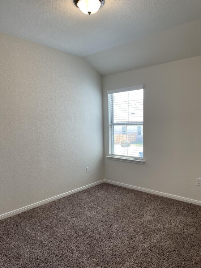 Building Photo - 2202 Sandlewood Cv