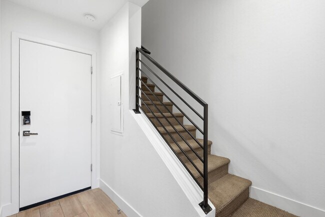 Building Photo - 820 N 8th Ave