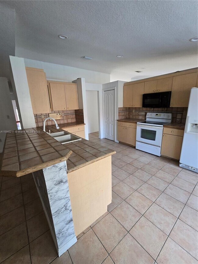 Building Photo - 14300 SW 152nd Pl