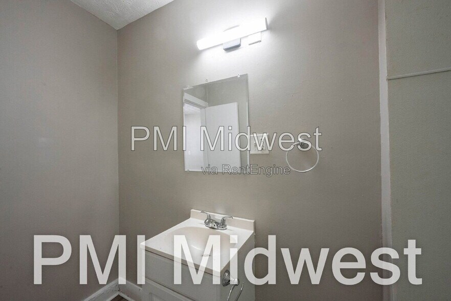 Building Photo - 2930 N Dearborn St