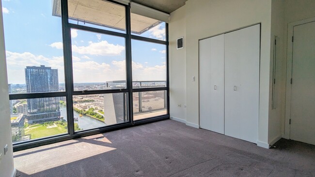 Building Photo - 235 W Van Buren St