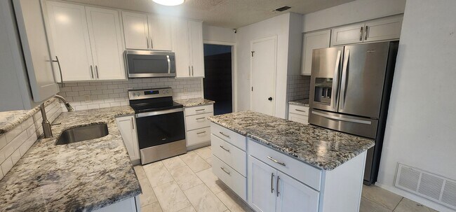 Building Photo - 5803 Thoreau Ln