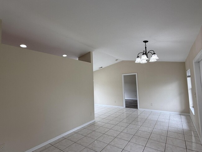 Building Photo - 325 SW Nativity Terrace