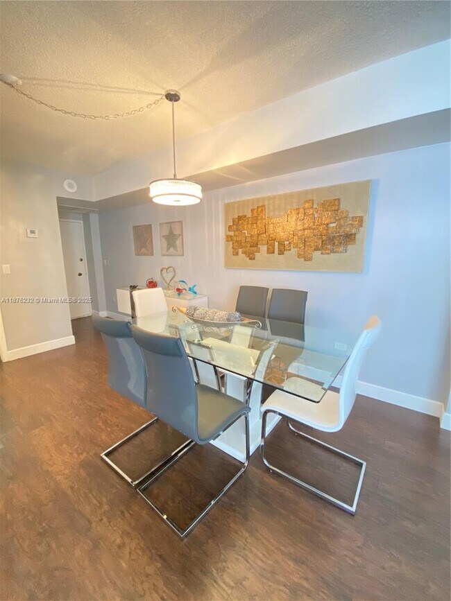 Building Photo - 905 Brickell Bay Dr