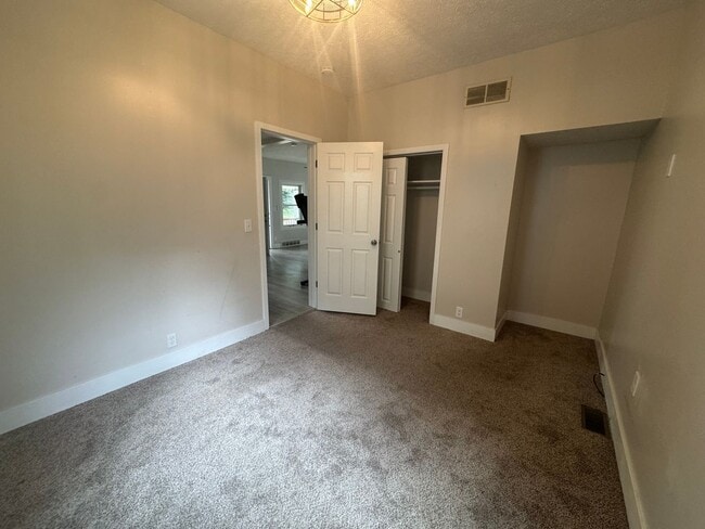 Building Photo - Centrally located 4 bedroom 1 bath