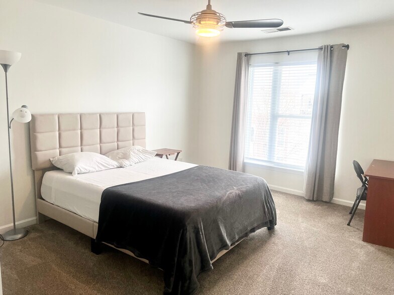 Building Photo - Room in Condo on Donatello Avenue